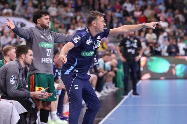 26 10 2025, xgox, Handball Daikin HBL, TSV Hannover Burgdorf SC Magdeburg emspor, v l Christian Prokop Hannover, coach gives instructions, gesticulates with arms, gesticulate, gives instructions Hannover