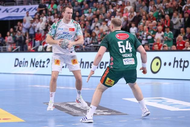 26 10 2025, xgox, Handball Daikin HBL, TSV Hannover Burgdorf SC Magdeburg emspor, v l Felix Claar Magdeburg, 7 , Justus Fischer Hannover, 54 duel, duel, fight, tackle Hannover