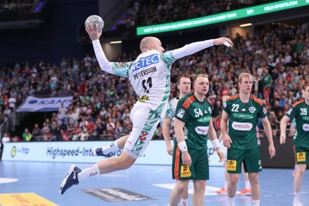 26 10 2025, xgox, Handball Daikin HBL, TSV Hannover Burgdorf SC Magdeburg emspor, v l Daniel Pettersson Magdeburg, 11 wirft Tor, Torschuetze, erzielt Tor, Treffer, scores the goal Hannover