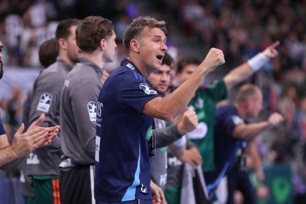 26 10 2025, xgox, Handball Daikin HBL, TSV Hannover Burgdorf SC Magdeburg emspor, v l Christian Prokop Hannover, coach gives instructions, gesticulates with arms, gesticulate, gives instructions Hannover