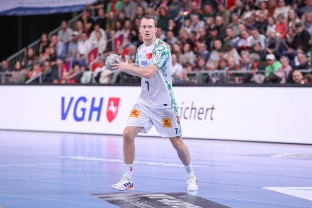 26 10 2025, xgox, Handball Daikin HBL, TSV Hannover Burgdorf SC Magdeburg emspor, v l Felix Claar Magdeburg, 7 am Ball, plays the ball Hannover