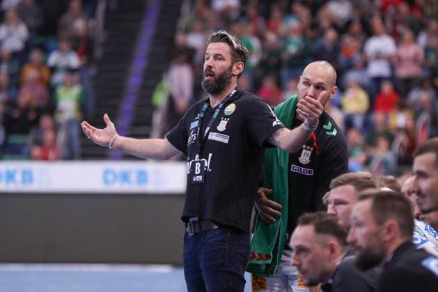 26 10 2025, xgox, Handball Daikin HBL, TSV Hannover Burgdorf SC Magdeburg emspor, v l Bennet Wiegert Magdeburg, coach gives instructions, gestures with arms, gesticulates, gives instructions Hannover