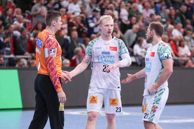 26 10 2025, xgox, Handball Daikin HBL, TSV Hannover Burgdorf SC Magdeburg emspor, v l Sergey Hernandez Ferrer Magdeburg, 1 discussed with Magnus Saugstrup Magdeburg, 23 and Albin Lagergren Magdeburg, 21 Hannover