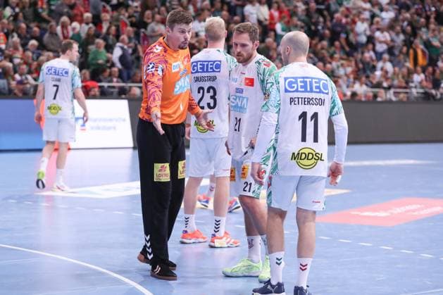 26 10 2025, xgox, Handball Daikin HBL, TSV Hannover Burgdorf SC Magdeburg emspor, v l Sergey Hernandez Ferrer Magdeburg, 1 discussed with Daniel Pettersson Magdeburg, 11 and Albin Lagergren Magdeburg, 21 Hannover