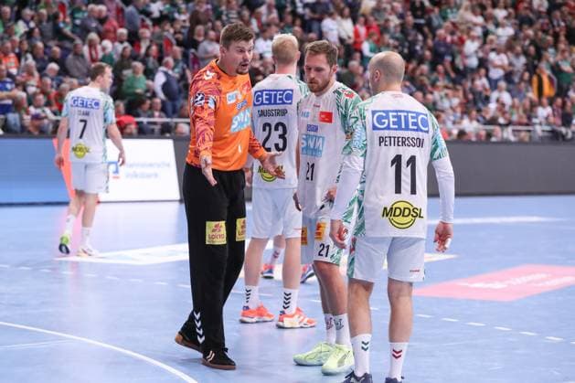 26 10 2025, xgox, Handball Daikin HBL, TSV Hannover Burgdorf SC Magdeburg emspor, v l Sergey Hernandez Ferrer Magdeburg, 1 discussed with Daniel Pettersson Magdeburg, 11 and Albin Lagergren Magdeburg, 21 Hannover