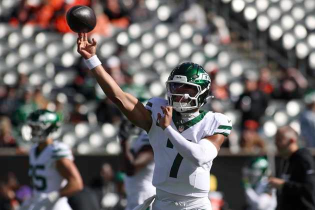 October 26, 2025: New York Jets QB Justin Fields warms up prior to WEEK 8 of the NFL, American Football Herren, USA regular season between the Cincinnati Bengals and the New York Jets in Cincinnati, Ohio. CSM Cincinnati USA - ZUMAc04_ 20251026_zma_c04_014 Copyright: xKevinxSchultzx