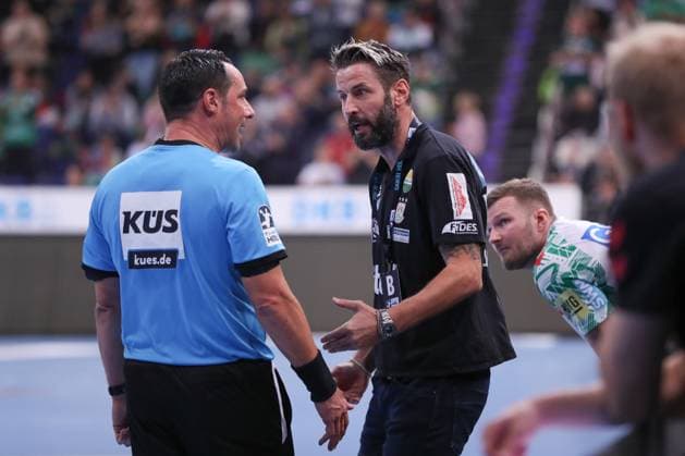 26 10 2025, xgox, Handball Daikin HBL, TSV Hannover Burgdorf SC Magdeburg emspor, v l Bennet Wiegert Magdeburg, coach discusses with referee, referee, referee Hannover