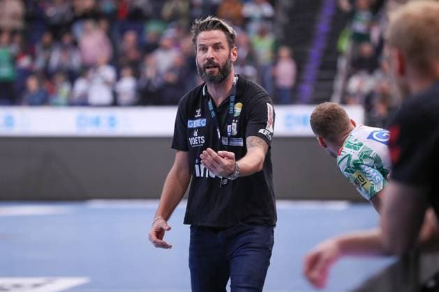 26 10 2025, xgox, Handball Daikin HBL, TSV Hannover Burgdorf SC Magdeburg emspor, v l Bennet Wiegert Magdeburg, Coach Complains, complains, scolds Hannover