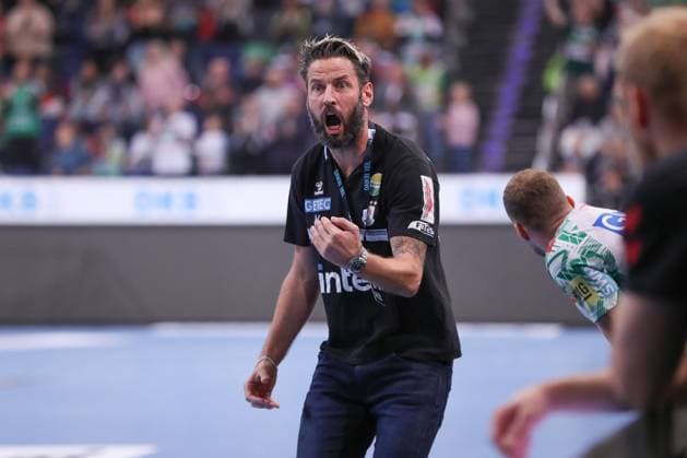 26 10 2025, xgox, Handball Daikin HBL, TSV Hannover Burgdorf SC Magdeburg emspor, v l Bennet Wiegert Magdeburg, Coach Complains, complains, scolds Hannover