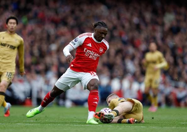 Eberechi Eze of Arsenal is tackled by Adam Wharton of Crystal Palace Arsenal v Crystal Palace, Football, Premier League, Emirates Stadium, Islington, London, UK - 26 10 2025 EDITORIAL USE ONLY No use with unauthorised audio, video, data, fixture lists (outside the EU), club league logos or live services. Online in-match use limited to 45 images (+15 in extra time). No use to emulate moving images. No use in betting, games or Copyright: xMattxImpey Shutterstockx 15615303br
