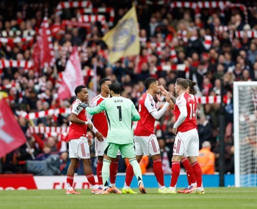 Arsenal players wish each other good luck before kick off as their fans hold their scarves in the stands Arsenal v Crystal Palace, Football, Premier League, Emirates Stadium, Islington, London, UK - 26 10 2025 EDITORIAL USE ONLY No use with unauthorised audio, video, data, fixture lists (outside the EU), club league logos or live services. Online in-match use limited to 45 images (+15 in extra time). No use to emulate moving images. No use in betting, games or Copyright: xMattxImpey Shutterstockx 15615303bw
