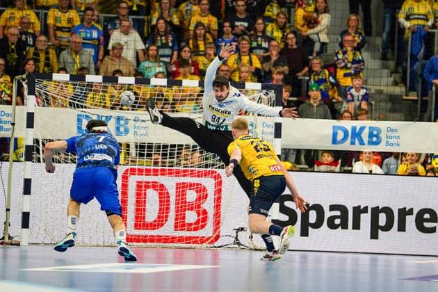 26 10 2025, xdaymx, Handball Daikin HBL, Rhein Neckar Loewen TVB Stuttgart v l 7 Meter vl Kasper Lien TVG , Daniel Rebmann TVG Haukur Thrastarson RNL Mannheim