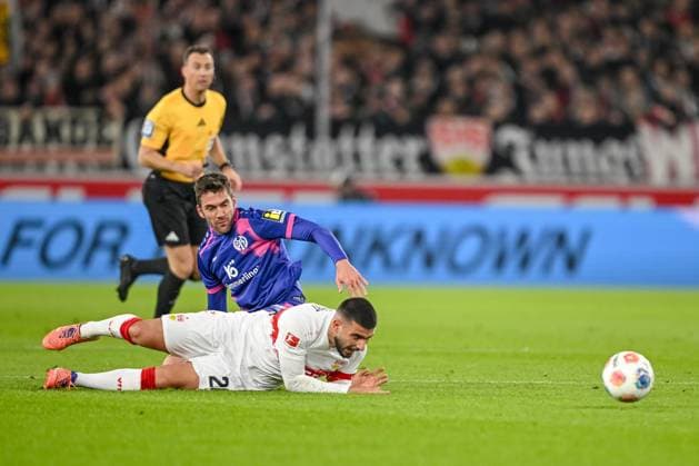 Stefan Bell (1. FSV Mainz 05) und Deniz Undav (VfB Stuttgart) im Zweikampf waehrend des Spiels der 1. Bundesliga zwischen VfB Stuttgart und 1. FSV Mainz 05, MHPArena Stuttgart am 26. October 2025 in Stuttgart, Deutschland. (Foto von Harry Langer DeFodi Images) +++ Stefan Bell (1. FSV Mainz 05) und Deniz Undav (VfB Stuttgart) battle for the ball during the Bundesliga match between VfB Stuttgart and 1. FSV Mainz 05 at MHPArena Stuttgart on October 26, 2025 in Stuttgart, Germany. (Photo by Harry Langer DeFodi Images) DFL regulations prohibit any use of photographs as image sequences and or quasi-video. (Photo by Harry Langer DeFodi Images) DFL regulations prohibit any use of photographs as image sequences and or quasi-video. Stefan Bell 1 FSV Mainz 05 and Deniz Undav VfB Stuttgart in a duel during the Bundesliga match between VfB Stuttgart and 1 FSV Mainz 05, MHPArena Stuttgart on October 26, 2025 in Stuttgart, Germany Photo by Harry Langer DeFodi Images Stefan Bell 1 FSV Mainz 05 and Deniz Undav VfB Stuttgart battle for the ball during the Bundesliga match between VfB Stuttgart and 1 FSV Mainz 05 at MHPArena Stuttgart on October 26, 2025 in Stuttgart, Germany Photo by Harry Langer DeFodi Images DFL regulations prohibit any use of photographs as image sequences and or quasi video Photo by Harry Langer DeFodi Images DFL regulations prohibit any use of photographs as image sequences and or quasi video