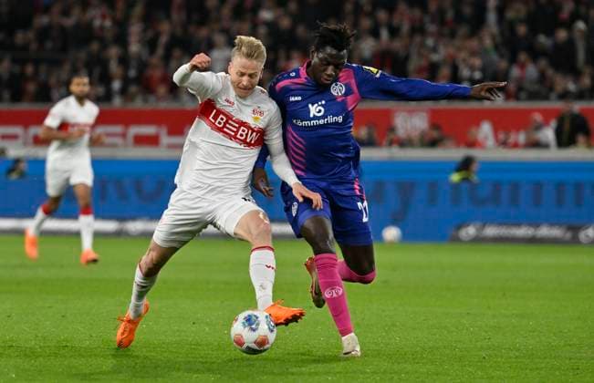 duel, action duel, action Chris Fuehrich VfB Stuttgart 10 vs Danny da Costa 1 FSV Mainz 05 21 VfB Stuttgart vs 1 FSV Mainz 05 26 10 2025 DFL REGULATIONS PROHIBIT ANY USE OF PHOTOGRAPHS AS IMAGE SEQUENCES AND OR QUASI VIDEO VfB Stuttgart vs 1 FSV Mainz 05