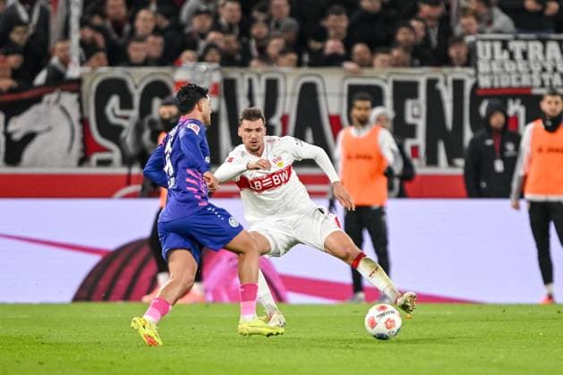 Nadiem Amiri (1. FSV Mainz 05) und Pascal Stenzel (VfB Stuttgart) im Zweikampf waehrend des Spiels der 1. Bundesliga zwischen VfB Stuttgart und 1. FSV Mainz 05, MHPArena Stuttgart am 26. October 2025 in Stuttgart, Deutschland. (Foto von Harry Langer DeFodi Images) +++ Nadiem Amiri (1. FSV Mainz 05) und Pascal Stenzel (VfB Stuttgart) battle for the ball during the Bundesliga match between VfB Stuttgart and 1. FSV Mainz 05 at MHPArena Stuttgart on October 26, 2025 in Stuttgart, Germany. (Photo by Harry Langer DeFodi Images) DFL regulations prohibit any use of photographs as image sequences and or quasi-video. (Photo by Harry Langer DeFodi Images) DFL regulations prohibit any use of photographs as image sequences and or quasi-video. Nadiem Amiri 1 FSV Mainz 05 and Pascal Stenzel VfB Stuttgart in a duel during the Bundesliga match between VfB Stuttgart and 1 FSV Mainz 05, MHPArena Stuttgart on October 26, 2025 in Stuttgart, Germany Photo by Harry Langer DeFodi Images Nadiem Amiri 1 FSV Mainz 05 and Pascal Stenzel VfB Stuttgart battle for the ball during the Bundesliga match between VfB Stuttgart and 1 FSV Mainz 05 at MHPArena Stuttgart on October 26, 2025 in Stuttgart, Germany Photo by Harry Langer DeFodi Images DFL regulations prohibit any use of photographs as image sequences and or quasi video Photo by Harry Langer DeFodi Images DFL regulations prohibit any use of photographs as image sequences and or quasi video