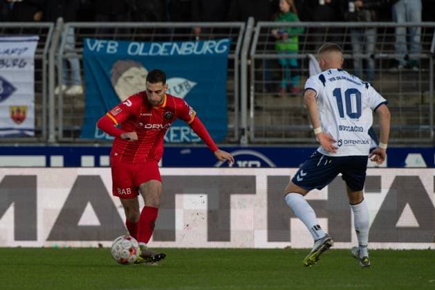 GER, Soccer, RLN, VfB Oldenburg vs Bremer SV 26 10 2025, Marschwegstadion, Oldenburg, GER, RLN, VfB Oldenburg vs Bremer SV, DFL regulations prohibit any use of photographs as image sequences and or quasi video, pictured Elario GHASSAN Bremer SV 15 Julian BOCCACCIO VfB Oldenburg 10 nordphotoxgmbhx xRojahn nph00310