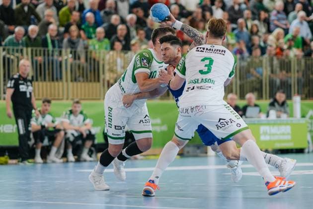 No way through for Csaba Leimeter HBW Balingen Weilstetten, 55 against Nick Froehlich HC Oppenweiler Backnang, 10 and Tjoervi Tyr Gislason HC Oppenweiler Backnang, 03 ,q HC Oppenweiler Backnang vs HBW Balingen Weilstetten, Handball, 2 Bundesliga, Matchday 9, Season 2025 2026, 26 10 2025, HC Oppenweiler Backnang vs HBW Balingen Weilstetten, Handball, 2 Bundesliga, Matchday 9, Season 2025 2026, 26 10 2025 Backnang Copyright: xEibner-Pressefoto LarsxNeumannx EP_LNN