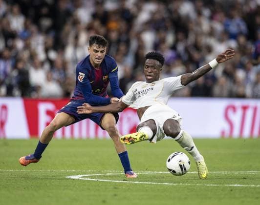 MADRID, SPAIN - OCTOBER 26: Pedri of Barcelona (L) and Vinícius Júnior of Real Madrid (R) fight for possession during the LaLiga EA Sports match between Real Madrid and Barcelona at Estadio Santiago Bernabeu on October 26, 2025 in Madrid Spain (Photo by Ricardo Nogueira Sports Press Photo) Copyright: xRicardoxNogueirax Sportspressphoto_SPR51936