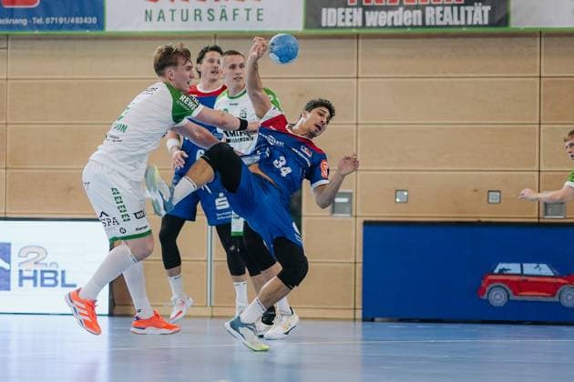 Tjoervi Tyr Gislason HC Oppenweiler Backnang, 03 fouls Yonatan Dayan HBW Balingen Weilstetten, 34 , HC Oppenweiler Backnang vs HBW Balingen Weilstetten, Handball, 2 Bundesliga, Matchday 9, Season 2025 2026, 26 10 2025, HC Oppenweiler Backnang vs HBW Balingen Weilstetten, Handball, 2 Bundesliga, Matchday 9, Season 2025 2026, 26 10 2025 Backnang Copyright: xEibner-Pressefoto LarsxNeumannx EP_LNN