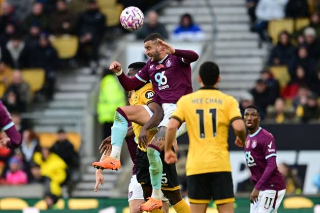 Wolverhampton Wanderers v Burnley Premier League 26 10 2025. Burnley defender Kyle Walker (2) heads the ball during the Premier League match between Wolverhampton Wanderers and Burnley at Molineux, Wolverhampton, England on 26 October 2025. Wolverhampton Molineux West Midlands England Editorial use only DataCo restrictions apply See www.football-dataco.com , Copyright: xDennisxGoodwinx PSI-23098-0064