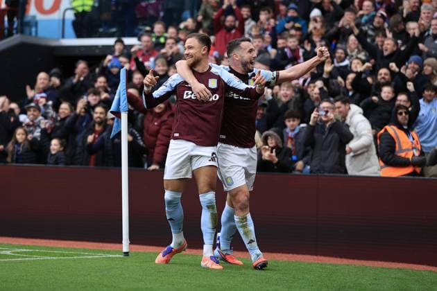Fußball Premier League Aston Villa v Manchester City 26. Oktober 2025 Premier League Aston Villa v Manchester City Matty Cash von Aston Villa L feiert mit John McGinn von Aston Villa nach dem 1. Tor Foto Simon Stacpoole Abseits Birmingham UK  Copyright: xSimonxStacpoolexOffside