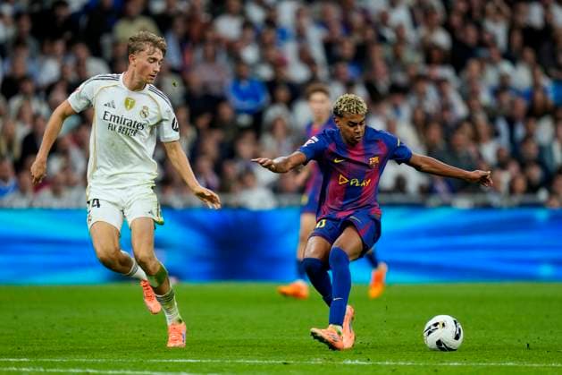 ESP: Real Madrid CF - FC Barcelona, Barca La Liga EA Sports. Date 10 Lamine Yamal of FC Barcelona and Dean Huijsen of Real Madrid CF during the La Liga EA Sports match between Real Madrid CF and FC Barcelona played at Santiago Bernabeu Stadium on October 26, 2025 in Madrid. kpng Copyright: xCesarxCebollax xPRESSINx PS_251026_RMA_BAR_2425_486