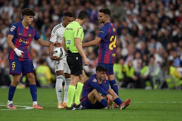 Pedri Gonzalez FC Barcelona, Barca lies injured on the pitch during the LaLiga EA Sports match between Real Madrid v FC Barcelona at Santiago BernabÃ u on October 26, 2025 in Madrid, Spain. (Photo by Manu Reino DeFodi Images) Pedri Gonzalez FC Barcelona lies injured on the pitch during the LaLiga EA Sports match between Real Madrid v FC Barcelona at Santiago BernabÃ u on October 26, 2025 in Madrid, Spain Photo by Manu Reino DeFodi Images