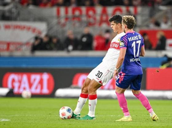 Chema AndrÃ s (VfB Stuttgart) und Benedict Hollerbach (1. FSV Mainz 05) im Zweikampf waehrend des Spiels der 1. Bundesliga zwischen VfB Stuttgart und 1. FSV Mainz 05, MHPArena Stuttgart am 26. October 2025 in Stuttgart, Deutschland. (Foto von Harry Langer DeFodi Images) +++ Chema AndrÃ s (VfB Stuttgart) und Benedict Hollerbach (1. FSV Mainz 05) battle for the ball during the Bundesliga match between VfB Stuttgart and 1. FSV Mainz 05 at MHPArena Stuttgart on October 26, 2025 in Stuttgart, Germany. (Photo by Harry Langer DeFodi Images) DFL regulations prohibit any use of photographs as image sequences and or quasi-video. (Photo by Harry Langer DeFodi Images) DFL regulations prohibit any use of photographs as image sequences and or quasi-video. Chema AndrÃ s VfB Stuttgart und Benedict Hollerbach 1 FSV Mainz 05 im Zweikampf während des Spieles der 1 Bundesliga zwischen VfB Stuttgart und 1 FSV Mainz 05, MHPArena Stuttgart am 26 October 2025 in Stuttgart, Germany Photo by Harry Langer DeFodi Images Chema AndrÃ s VfB Stuttgart und Benedict Hollerbach 1 FSV Mainz 05 battle for the ball during the Bundesliga match between VfB Stuttgart and 1 FSV Mainz 05 at MHPArena Stuttgart on October 26, 2025 in Stuttgart, Germany Photo by Harry Langer DeFodi Images DFL regulations prohibit any use of photographs as image sequences and or quasi video Photo by Harry Langer DeFodi Images DFL regulations prohibit any use of photographs as image sequences and or quasi video