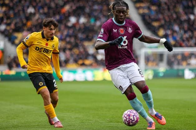 Wolverhampton Wanderers v Burnley - Premier League Lesley Ugochukwu of Burnley FC is on the ball during the Premier League match between Wolverhampton Wanderers and Burnley at Molineux in Wolverhampton, England, on October 26, 2025. Wolverhampton West Midlands United Kingdom  Copyright: xMIxNewsx originalFilename:fletcher-wolverha251026_nphJ9.jpg