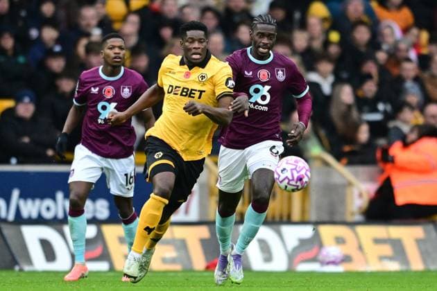 Wolverhampton Wanderers v Burnley Premier League 26 10 2025. Wolverhampton Wanderers midfielder Marshall Munetsi (5) battles for possession with Burnley defender Axel Tuanzebe (6) during the Premier League match between Wolverhampton Wanderers and Burnley at Molineux, Wolverhampton, England on 26 October 2025. Wolverhampton Molineux West Midlands England Editorial use only DataCo restrictions apply See www.football-dataco.com , Copyright: xDennisxGoodwinx PSI-23098-0069