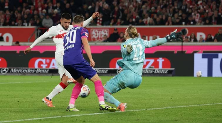 Stuttgart, Bundesliga soccer VfB Stuttgart vs 1 FSV Mainz 05, f l Deniz Undav VfB , Silvan Dominic Widmer Mainz , Robin Zentner Mainz According to the regulations of the DFL German Soccer League, it is prohibited to use or have used photographs taken in the stadium and or of the match in the form of sequential images and or video-like photo series