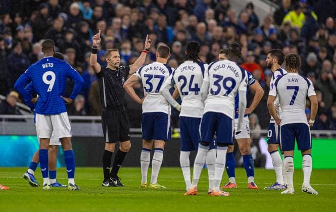 Football - FA Premier League - Everton FC v Tottenham Hotspur FC LIVERPOOL, ENGLAND - Sunday, October 26, 2025: Referee Craig Pawson signals his intent to look at the screen for a VAR check before Everton s equalising goal is disallowed during the FA Premier League match between Everton FC and Tottenham Hotspur FC at Bramley-Moore Dock. (Photo by David Rawcliffe Propaganda) LIVERPOOL Bramley-Moore Dock MERSEYSIDE ENGLAND  Copyright: xDavidxRawcliffex P2025-10-26-Everton_Tottenham-8