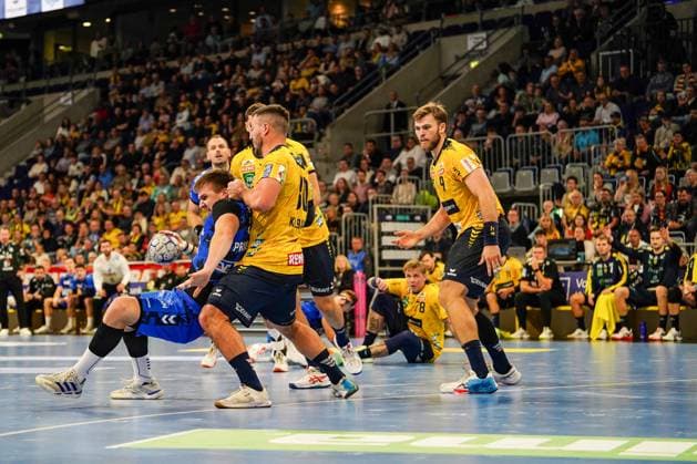 26 10 2025, xdaymx, Handball Daikin HBL, Rhein Neckar Loewen TVB Stuttgart v l Gianfranco Pribetic TVG , Jannick Kohlbacher RNL Steven Jacobsen Mannheim