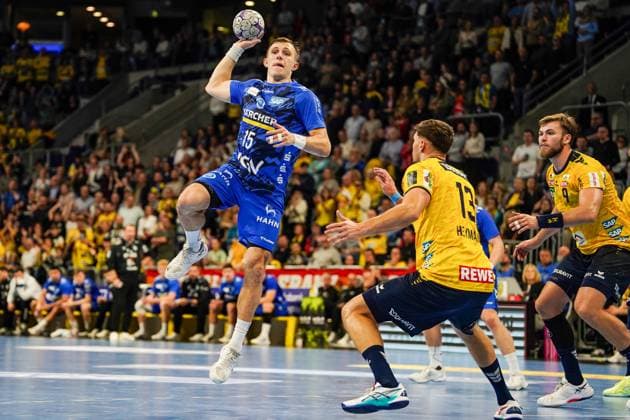 26 10 2025, xdaymx, Handball Daikin HBL, Rhein Neckar Loewen TVB Stuttgart v l Simone Mengon TVG , Sebastian Heymann RNL , Steven Jacobsen RNL Mannheim