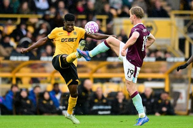 Wolverhampton Wanderers v Burnley Premier League 26 10 2025. Wolverhampton Wanderers forward Jhon Arias (10) and Burnley forward Zian Flemming (19) compete for the ball during the Premier League match between Wolverhampton Wanderers and Burnley at Molineux, Wolverhampton, England on 26 October 2025. Wolverhampton Molineux West Midlands England Editorial use only DataCo restrictions apply See www.football-dataco.com , Copyright: xDennisxGoodwinx PSI-23098-0072