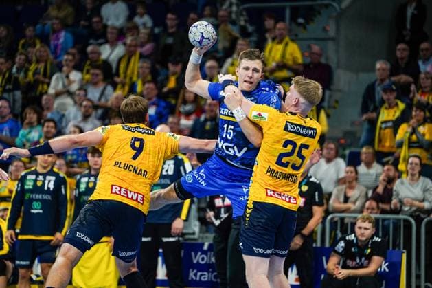 26 10 2025, xdaymx, Handball Daikin HBL, Rhein Neckar Loewen TVB Stuttgart v l Steven Jacobsen RNL , Simone Mengon TVG Haukur Thrastarson RNL Mannheim
