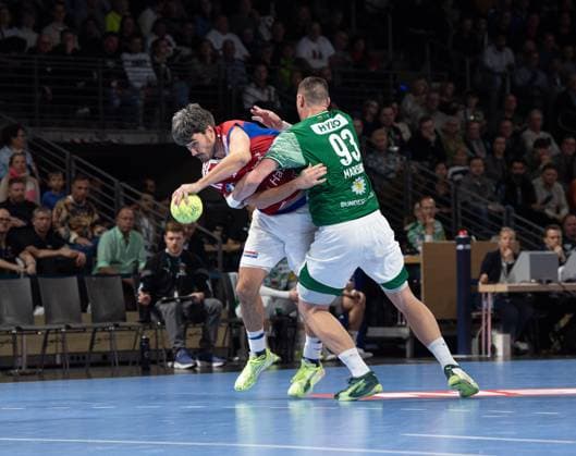 Handball, Men, Season 2025 2026, DAIKIN Handball Bundesliga 10 Matchday , Füchse Berlin HSV Hamburg, v l Jacob Arenth Lassen Hamburg , Mijajlo Marsenic Füchse Berlin , 26 10 2025, Copyright: xSebastianxRäppold MatthiasxKochx
