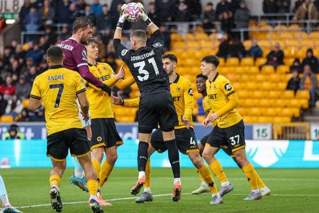 Wolverhampton Wanderers v Burnley - Premier League Sam Johnstone of Wolverhampton Wanderers collects the ball to deny Jacob Bruun Larsen of Burnley FC during the Premier League match between Wolverhampton Wanderers and Burnley at Molineux in Wolverhampton, England, on October 26, 2025. Wolverhampton West Midlands United Kingdom  Copyright: xMIxNewsx originalFilename:fletcher-wolverha251026_npsRk.jpg