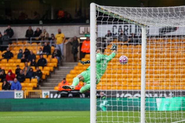 Wolverhampton Wanderers v Burnley - Premier League Martin Dubravka of Burnley FC is in action during the Premier League match between Wolverhampton Wanderers and Burnley at Molineux in Wolverhampton, England, on October 26, 2025. Wolverhampton West Midlands United Kingdom  Copyright: xMIxNewsx originalFilename:fletcher-wolverha251026_npU1K.jpg