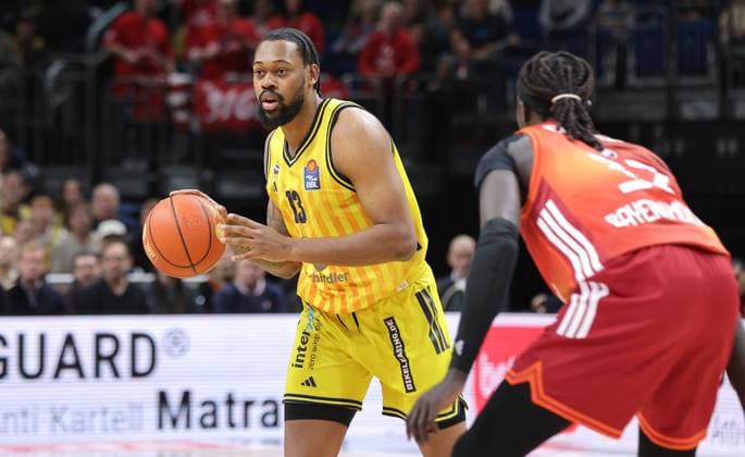 J Wan Roberts on the ball, Wenyen Gabriel duel Game scene Action Sport Basketball BBL Bundesliga Men 5 Matchday Season 2025 2026 26 10 2025 ALBA Berlin vs Bayern Munich