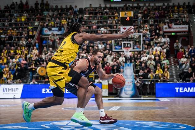 Christopher Ledlum ratiopharm Ulm, 04 vs Keeshawn Kellman MHP RIESEN Ludwigsburg, 32 GER, MHP Riesen Ludwigsburg vs ratiopharm Ulm, easycredit BBL, Basketball, Bundesliga, Matchday 5, Season 2025 2026, 26 10 2025 GER, MHP Riesen Ludwigsburg vs ratiopharm Ulm, easycredit BBL, Basketball, Bundesliga, Matchday 5, Season 2025 2026, 26 10 2025 Ludwigsburg Copyright: xSandyxDinkelackerx EP_SDR