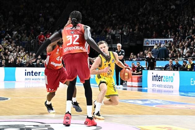 26 10 2025, xlakx, Basketball BBL Bundesliga, Alba Berlin FC Bayern Munich Basketball v l Wenyen Gabriel FC Bayern Basketball , Martin Hermannsson Alba Berlin duel, duel, fight, tackle Berlin Daniel Lakomski