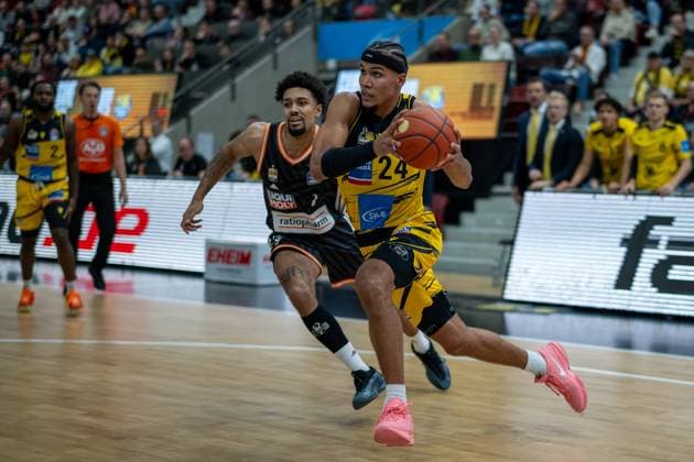 Len Schoormann ratiopharm ulm, 01 , Brandon Tischler MHP RIESEN Ludwigsburg, 24 , GER, MHP RIESEN Ludwigsburg vs ratiopharm ulm, easycredit BBL, Basketball, Bundesliga, Matchday 5, Season 2025 2026, 26 10 2025, GER, MHP RIESEN Ludwigsburg vs ratiopharm ulm, easycredit BBL, Basketball, Bundesliga, Matchday 5, Season 2025 2026, 26 10 2025 Ludwigsburg Copyright: xEibner-Pressefoto SaschaxWaltherx EP_EER