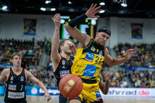 Christian Sengfelder ratiopharm ulm, 43 , Brandon Tischler MHP RIESEN Ludwigsburg, 24 , GER, MHP RIESEN Ludwigsburg vs ratiopharm ulm, easycredit BBL, Basketball, Bundesliga, Matchday 5, Season 2025 2026, 26 10 2025, GER, MHP RIESEN Ludwigsburg vs ratiopharm ulm, easycredit BBL, Basketball, Bundesliga, Matchday 5, Season 2025 2026, 26 10 2025 Ludwigsburg Copyright: xEibner-Pressefoto SaschaxWaltherx EP_EER