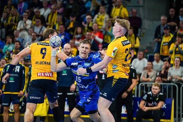 26 10 2025, xdaymx, Handball Daikin HBL, Rhein Neckar Loewen TVB Stuttgart v l Steven Jacobsen RNL , Simone Mengon TVG Haukur Thrastarson RNL Mannheim