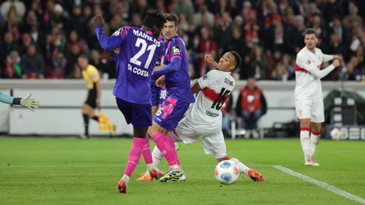 Stuttgart, Bundesliga Soccer VfB Stuttgart vs 1 FSV Mainz 05, f l Danny da Costa Mainz Stefan Bell Mainz Jamie Leweling VfB According to the regulations of the DFL German Soccer League, it is prohibited to use or have used photographs taken in the stadium and or of the match in the form of sequential images and or video-like photo series