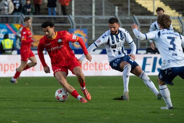 GER, Soccer, RLN, VfB Oldenburg vs Bremer SV 26 10 2025, Marschwegstadion, Oldenburg, GER, RLN, VfB Oldenburg vs Bremer SV, DFL regulations prohibit any use of photographs as image sequences and or quasi video, im Bild Gino SCHMIDT Bremer SV 7 Drilon DEMAJ VfB Oldenburg 9 nordphotoxgmbhx xRojahn nph00310