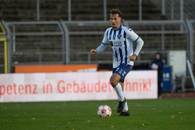 GER, Soccer, RLN, VfB Oldenburg vs Bremer SV 26 10 2025, Marschwegstadion, Oldenburg, GER, RLN, VfB Oldenburg vs Bremer SV, DFL regulations prohibit any use of photographs as image sequences and or quasi video, im Bild Nick OTTO VfB Oldenburg 21 Einzelaktion, Ganzkörper Ganzkoerper nordphotoxgmbhx xRojahn nph00310