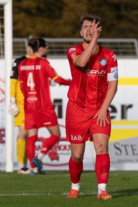 GER, Football, RLN, VfB Oldenburg vs Bremer SV 26 10 2025, Marschwegstadion, Oldenburg, GER, RLN, VfB Oldenburg vs Bremer SV, DFL regulations prohibit any use of photographs as image sequences and or quasi video, in the picture Justin GRÖGER GROEGER Bremer SV 2 with the call to the coach nordphotoxgmbhx xRojahn nph00310