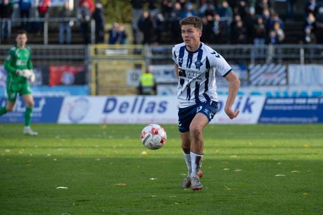 GER, Football, RLN, VfB Oldenburg vs Bremer SV 26 10 2025, Marschwegstadion, Oldenburg, GER, RLN, VfB Oldenburg vs Bremer SV, DFL regulations prohibit any use of photographs as image sequences and or quasi video, im Bild Willem HOFFROGGE VfB Oldenburg 23 Einzelaktion, Ganzkörper Ganzkoerper nordphotoxgmbhx xRojahn nph00310